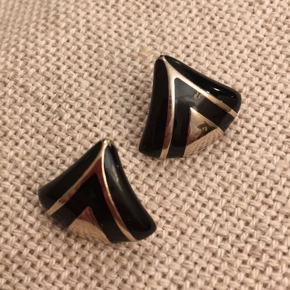 Vintage AVON Triangle Black Enamel Earrings Goldtone 1984 - Picture 9 of 13